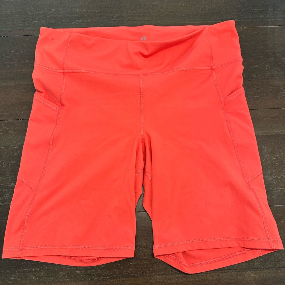 GAP FIT BLACKOUT TECHNOLOGY  BIKE SHORTS WITH SIDE POCKETS 7" INSEAM